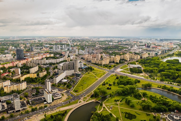 Vista superior del Parque de la victoria en Minsk y el río Svisloch