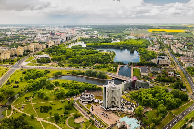 Vista superior del Parque de la victoria en Minsk y el río Svisloch