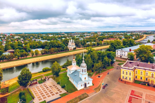 Foto vista superior de la parte noreste de la ciudad de vologda y el templo de alexander nevsky