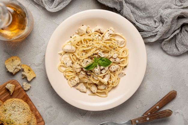 Foto vista superior de pasta con albahaca sobre fondo liso