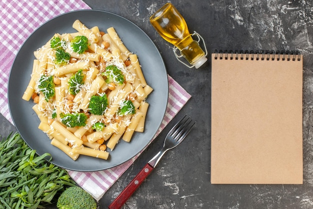 Vista superior de pasta cocida con brócoli sobre fondo gris color comida italia comida pimienta masa foto