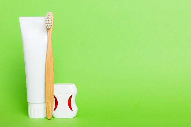 Foto vista superior de pasta de dientes y cepillo de dientes con espacio de copia sobre fondo de color endecha plana higiene dental productos para el cuidado bucal sobre fondo claro concepto de cuidado corporal