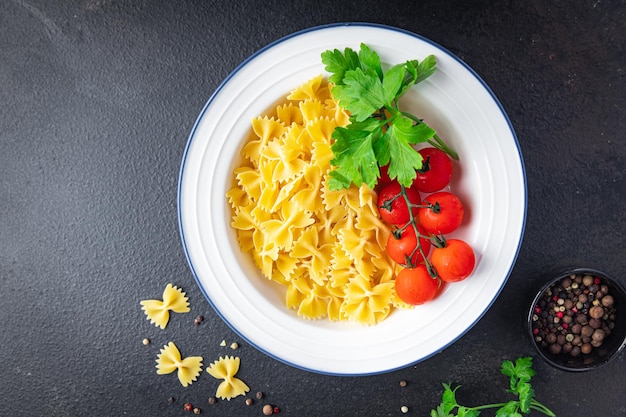 Vista superior de la pasta pasta farfalle ingrediente de la cocina tradicional italiana fondo de alimentos crudos