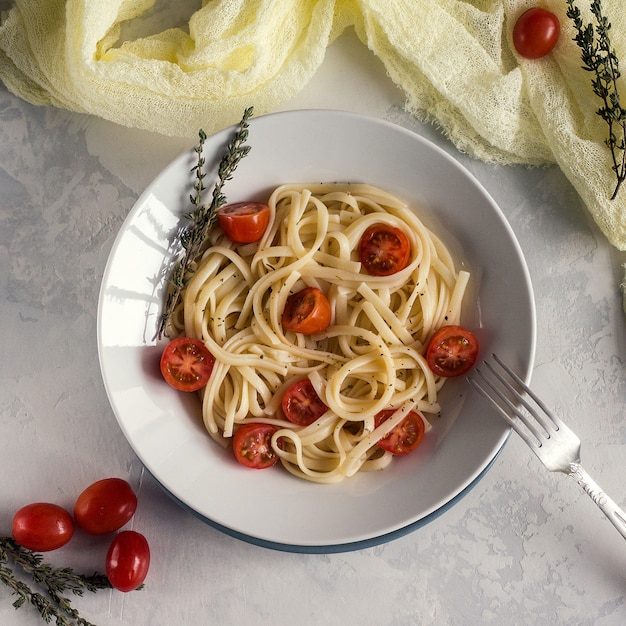 Vista superior de pasta de tallarines y tomates cherry