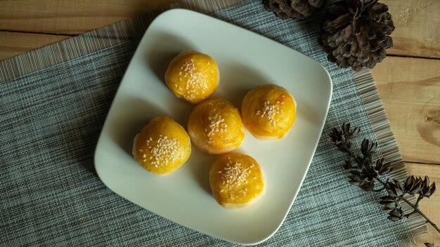 Foto vista superior de pastel de frijoles con yema de huevo salada en plato blanco