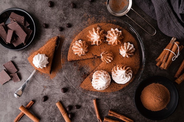 Foto vista superior de pastel con palitos de chocolate y canela