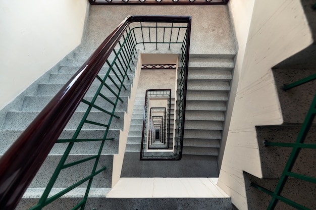 Vista superior del patrón sin fin de escalera vintage de forma cuadrada en la construcción en el hotel