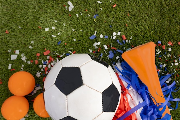 Vista superior de una pelota con favores de fiesta azul rojo y blanco y naranja