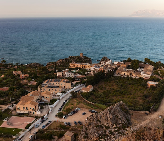 Foto vista superior de la pequeña ciudad de scopello en sicilia