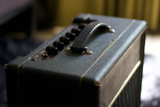 Foto vista superior de las perillas y el mango de un amplificador de guitarra antiguo