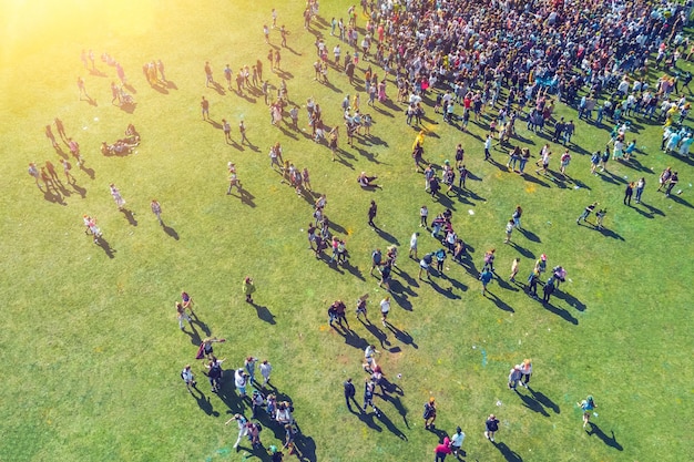 Foto vista superior de personas con pinturas en la hierba verde