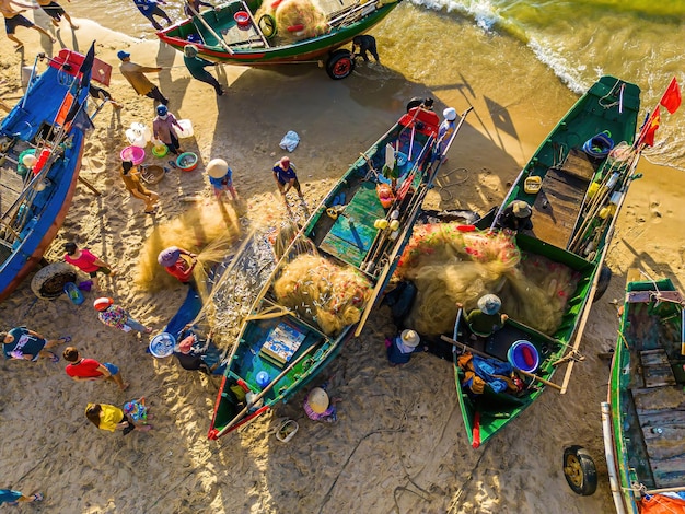 Vista superior del pescador lanzando su red al amanecer o al atardecer Los pescadores tradicionales preparan la red de pesca