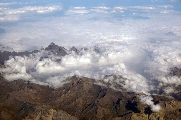 Foto vista superior de los picos nevados de las montañas