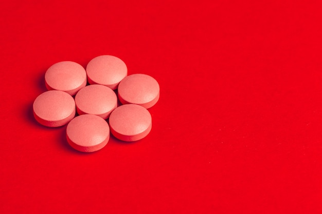 Vista superior de píldoras de medicina farmacéutica en rojo