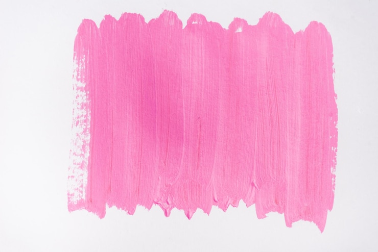 Foto vista superior de pinceladas de pintura rosa abstracta sobre fondo blanco