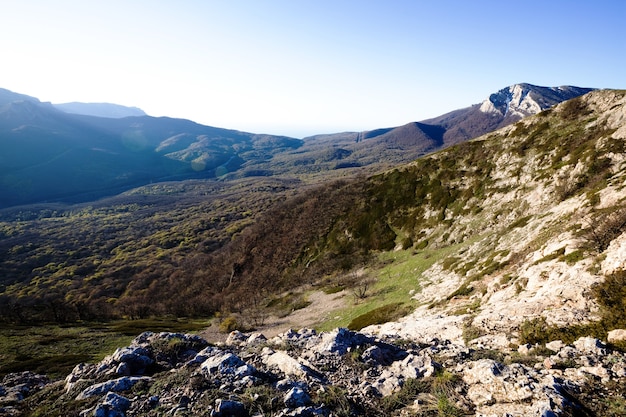 Vista superior de una pintoresca colina cubierta de hierba y sin arbustos de hoja caduca soleada mañana de otoño. Concepto de trekking por reservas naturales y montañas.