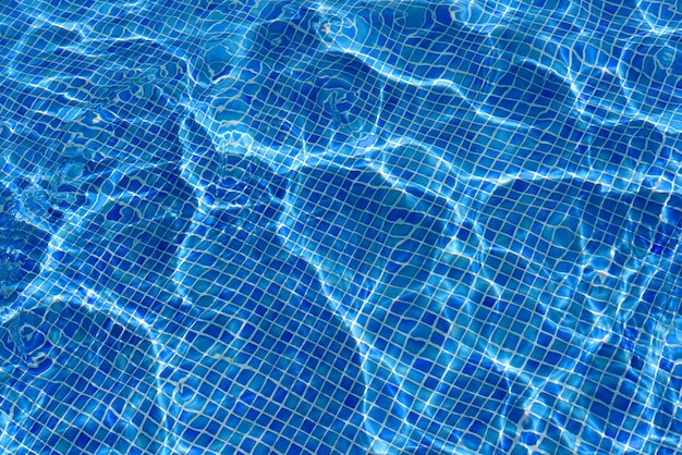 Vista superior de una piscina azul al aire libre con agua cristalina