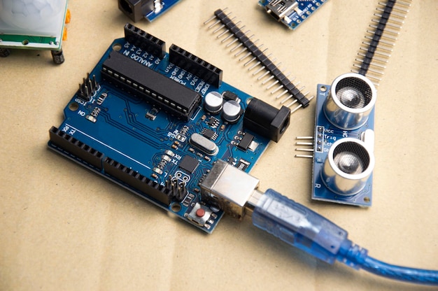 Vista superior de la placa base para usar el programa de comando escribiendo un conjunto de instrucciones o un programa de computadora en forma de código