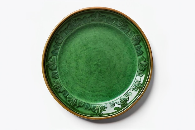Vista superior placa verde redonda antigua de cerámica en blanco vacía aislada sobre fondo blanco