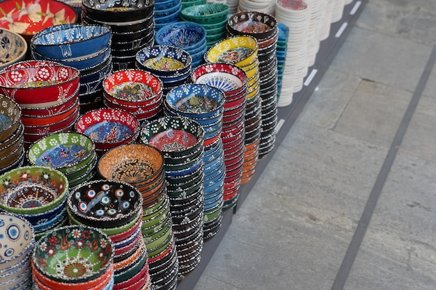 Vista superior de placas de cerámica de diseño tradicional turco en el antiguo bazar de Estambul