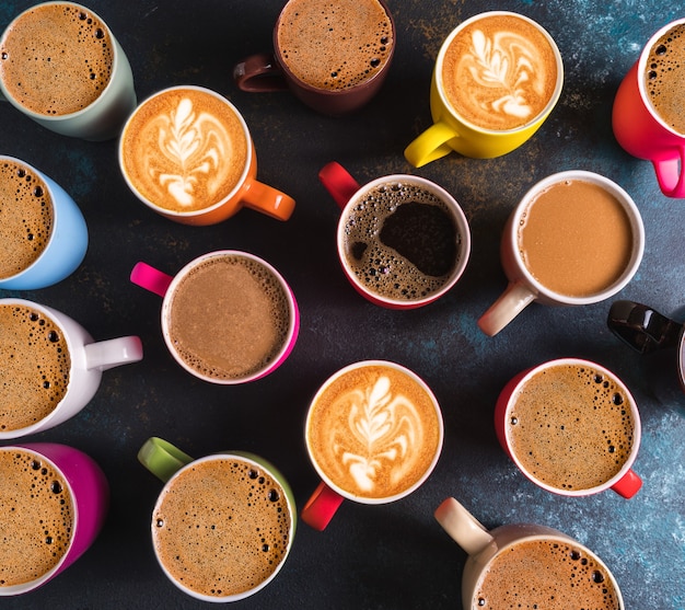 Foto vista superior plana de um conjunto de diferentes tipos de café em canecas