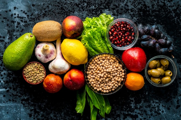 Vista superior plana laicos de la selección de alimentos saludables con frutas, verduras, semillas y hierbas verdes en las mesas