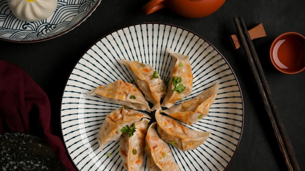 Vista superior plana lay Um prato saboroso de bolinhos de gyoza japoneses cozidos no vapor culinária asiática gyoza asiática