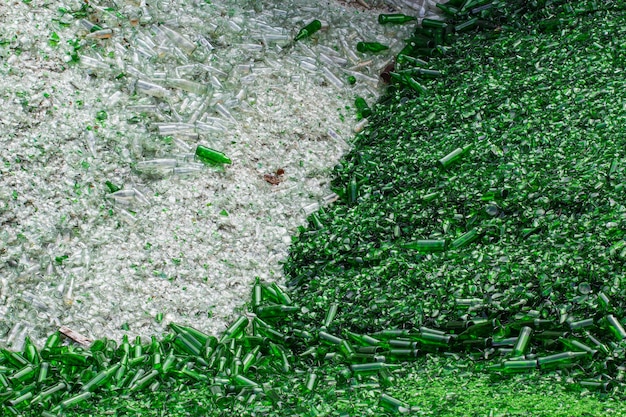 Vista superior Plano de fundo muitas peças recicladas de vidro quebrado em verde e branco