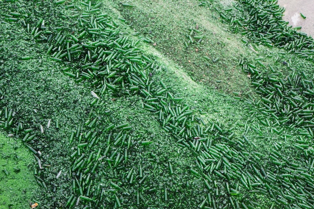 Vista superior Plano de fundo muitas peças recicladas de vidro quebrado em verde