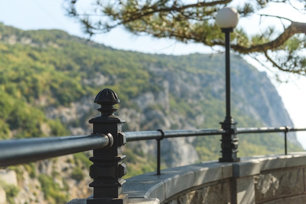 Vista superior de la plataforma de observación en las montañas El gran primer plano