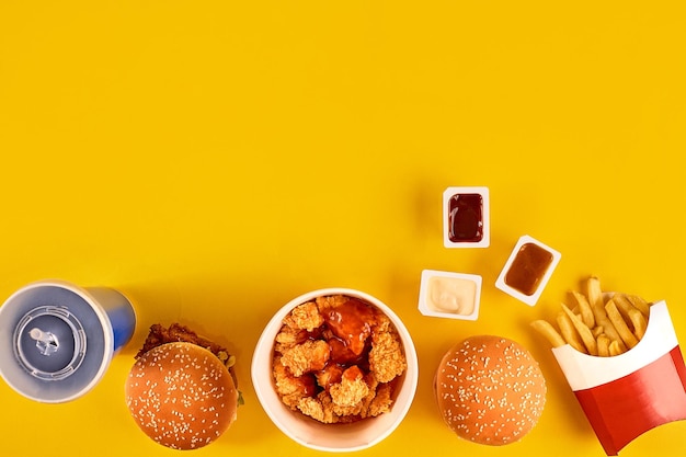 Vista superior del plato de comida rápida Hamburguesa de carne papas fritas y gajos Composición para llevar papas fritas hambu