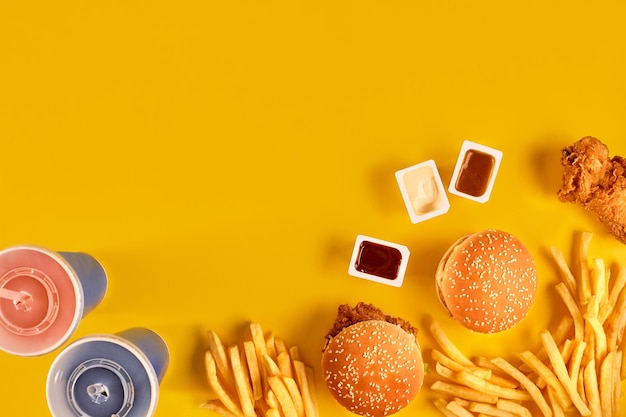 Vista superior del plato de comida rápida Hamburguesa de carne papas fritas y gajos Composición para llevar papas fritas hambu