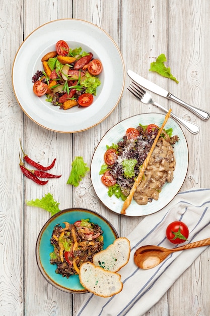 Foto vista superior de platos cocinados servidos del menú del restaurante