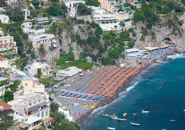 Foto vista superior de la playa de positano.