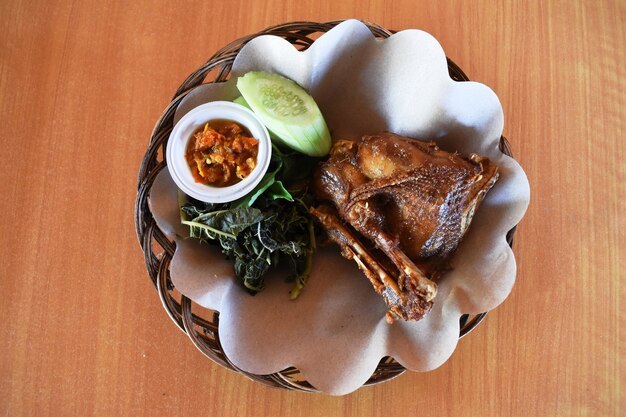 Vista superior del pollo frito de Indonesia es comida culinaria tradicional de Indonesia