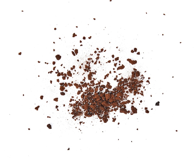 Foto vista superior del polvo de café fresco en el fondo blanco.