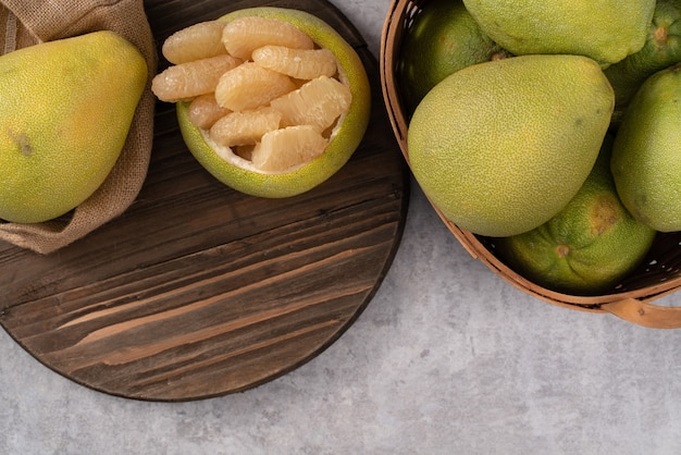 Vista superior de pomelo fresco sobre fondo de mesa de cemento gris para la fruta del Festival del Medio Otoño.