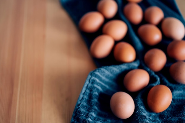 Foto vista superior de primer plano de hermosos huevos cocidos sobre un fondo de madera de toalla con espacio de copia. felices pascuas, primavera, concepto de vacaciones