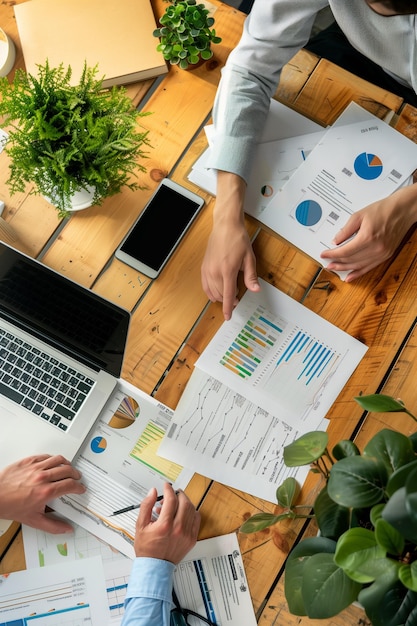 Vista superior Primer plano de las manos de los empresarios haciendo una lluvia de ideas en la mesa