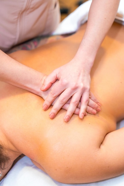 Foto vista superior de primer plano de un masaje profesional de la espalda
