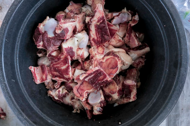 Vista superior de primer plano y textura de carne de res en Eid Al Adha Comida tradicional de carne dentro de un cubo negro