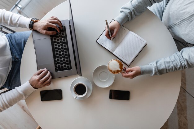 Vista superior del proceso de trabajo en una reunión de negocios de hombre y mujer