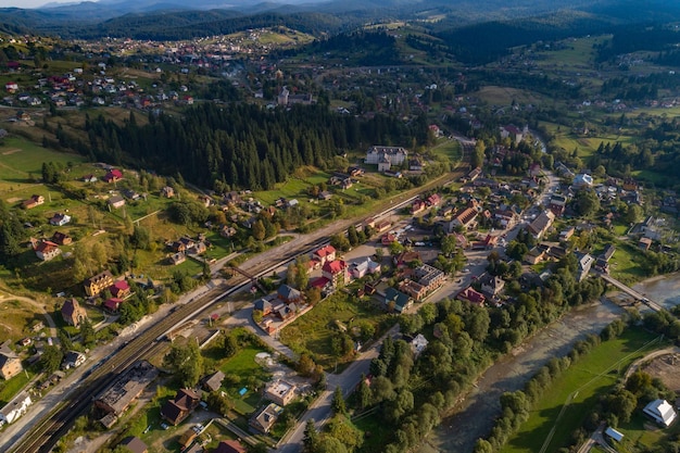 Foto vista superior del pueblo de los cárpatos