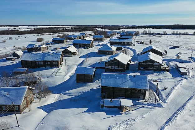 vista superior del pueblo de kimzha, paisaje invernal distrito de arkhangelsk norte ruso