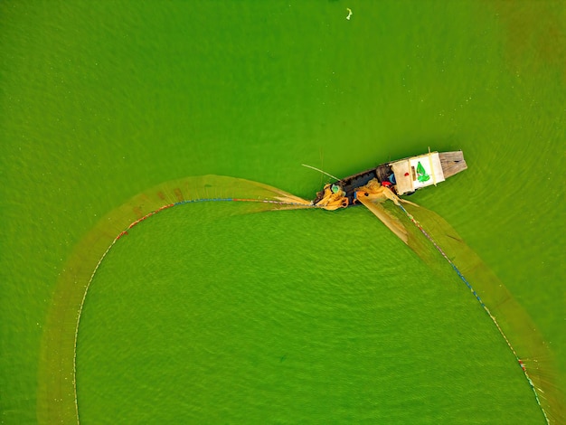 Vista superior del pueblo pesquero de Ben Nom imagen verde fresca de la temporada de algas verdes en el lago Tri An con muchos barcos de pesca tradicionales anclados en Dong Nai Vietnam