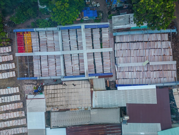 Vista superior del pueblo tradicional haciendo comida de jalea colorida estaban secando jalea fresca en una cuadrícula de madera para el mercado concepto de estilo de vida