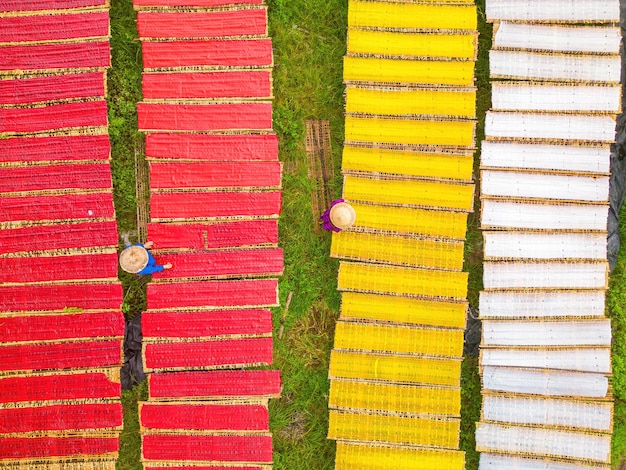 Vista superior del pueblo tradicional haciendo comida de jalea colorida estaban secando jalea fresca en una cuadrícula de madera para el mercado concepto de estilo de vida