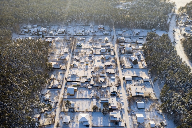 Vista superior de un pueblo de verano en invierno en el bosque cerca de Minsk. Bielorrusia.