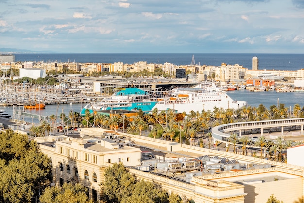 Vista superior del puerto con yates y cruceros en la ciudad de Barcelona