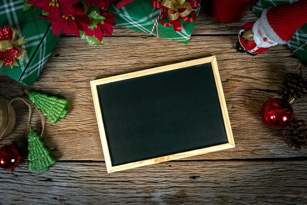 Foto vista superior, quadro vazio decoração com caixa de presente e luzes no dia de natal